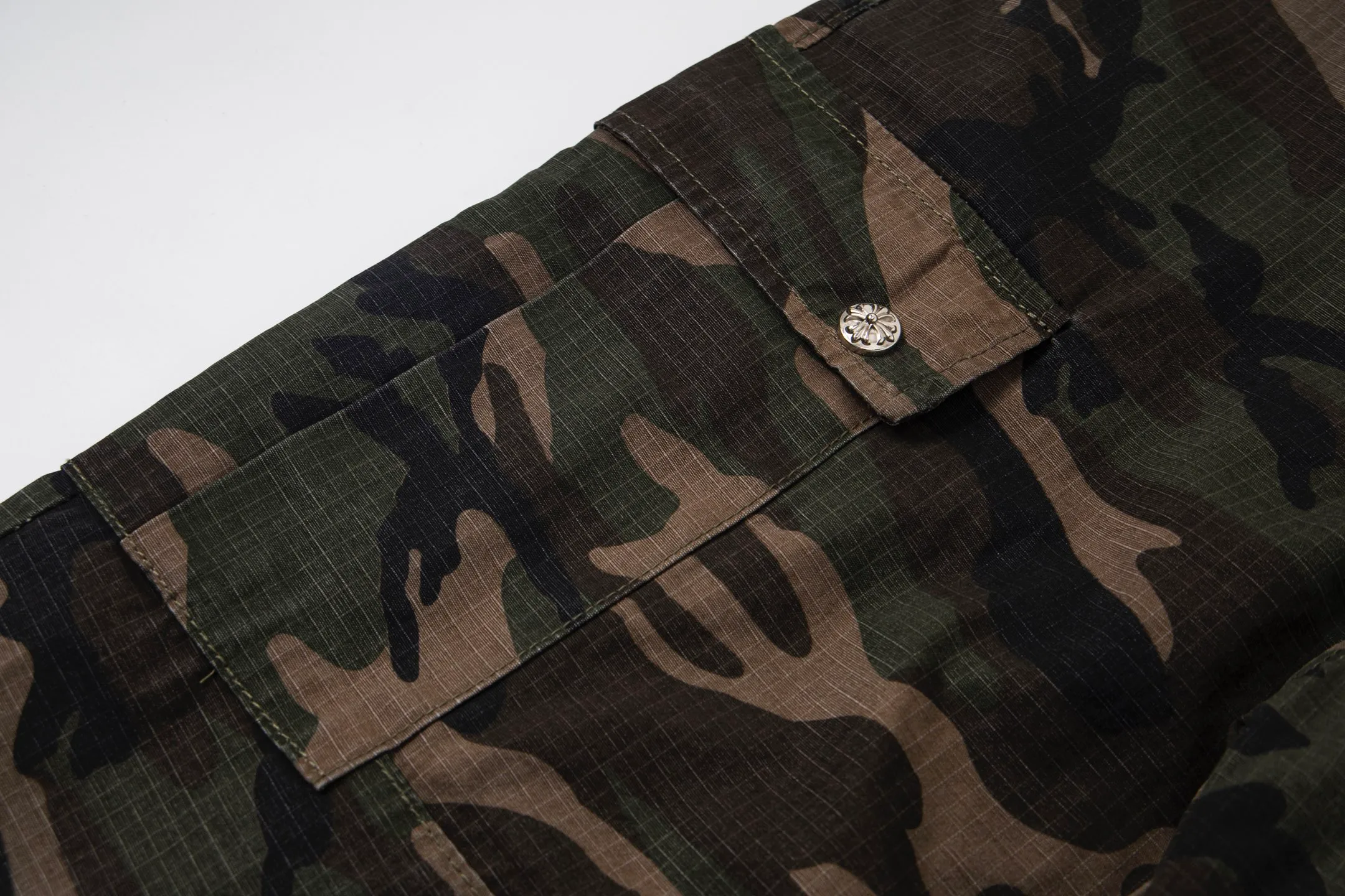 P260 Chrome hearts CH Chrome hearts new silver camouflage three-dimensional pocket overalls Chrome hearts is a top brand in the fashion world, and these pants are one of the best. It uses the classic Levi's jeans bottom panel, which has been carefully disassembled and spliced. The washed effect is natural, showing a unique retro charm. The pants are based on camouflage and are paired with cross patches, which have a great visual impact. These patches are exquisitely crafted and have a luxurious feel. The hardware accessories are ultra-exquisite. The placket buckle is made of silver, hand-polished and painted with distressing liquid. The main buckle has a three-dimensional cross flower shape. The six-pointed star screws and hand-cut leather washers on the back are full of details, which are both beautiful and durable. Style number: 1731# Color: Camouflage Size: 28 30 32 34 36